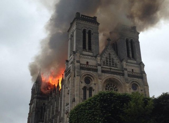 Feu de toiture sur la basilique de Saint-Donatien et Saint Rogatien à Nantes