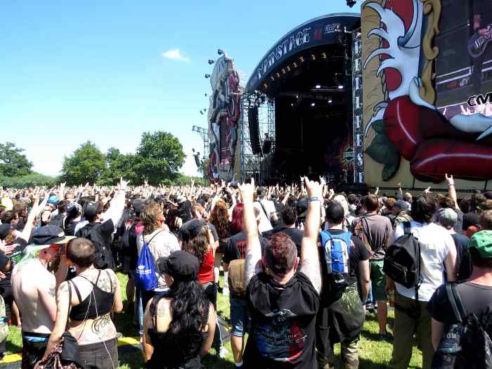 "Hellfest" c'est-à-dire la "fête de l'enfer"...