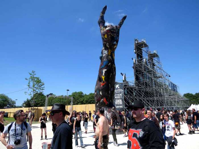 "Hellfest" c'est-à-dire la "fête de l'enfer"...