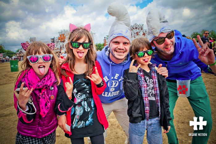 Double saluts cornus au Hellfest