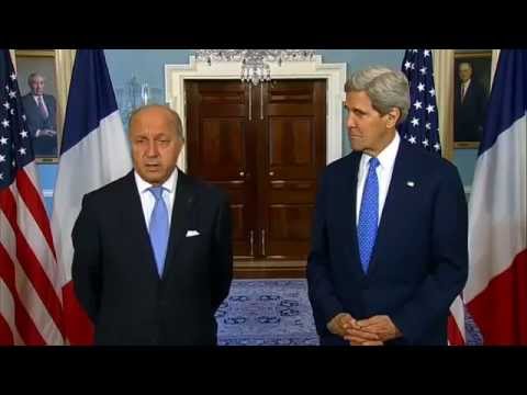 Laurent Fabius, ministre des Affaires étrangères, accompagné du secrétaire d'Etat John Kerry