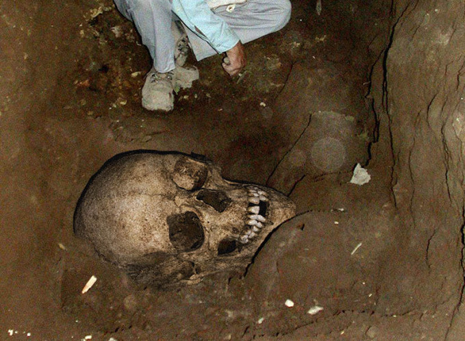 excavation et exhumation de crânes de géants