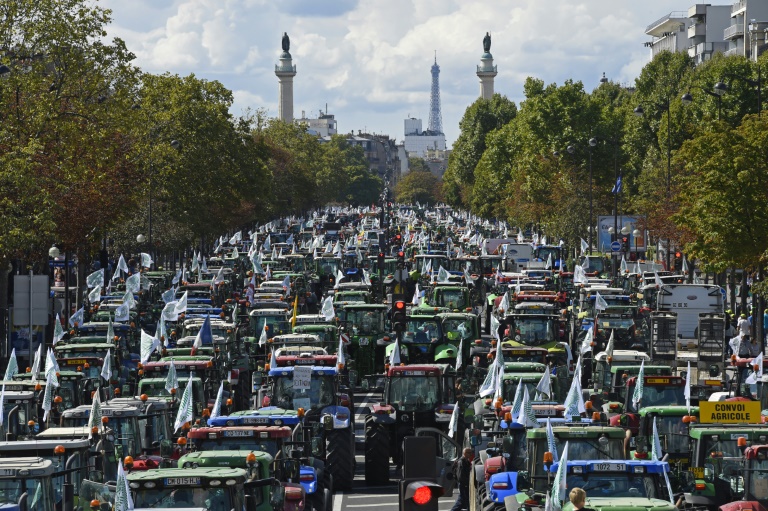 Un convoi d'agriculteurs près de Saint-Arnoult-en-Yvelines   roulant sur l'autoroute A10 en direction de Paris 