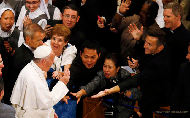Le Pape François et la foule des "fidèles" idolâtres