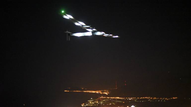 Le Solar Impulse 2 peu avant son atterrissage à Hawaï le 3 juillet 2015 - © ANDRE BORSCHBERG - AFP