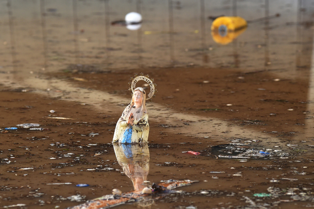 Une statue de Marie flotte dans l’eau boueuse de l’un des parkings souterrains de Mandelieu-la-Napoule 