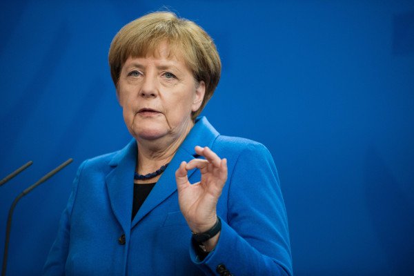 "Maman" Merkel flashant le 666 digital