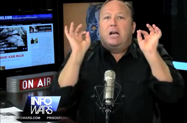 Alex Jones  ou l'art de mélanger vérités et mensonges