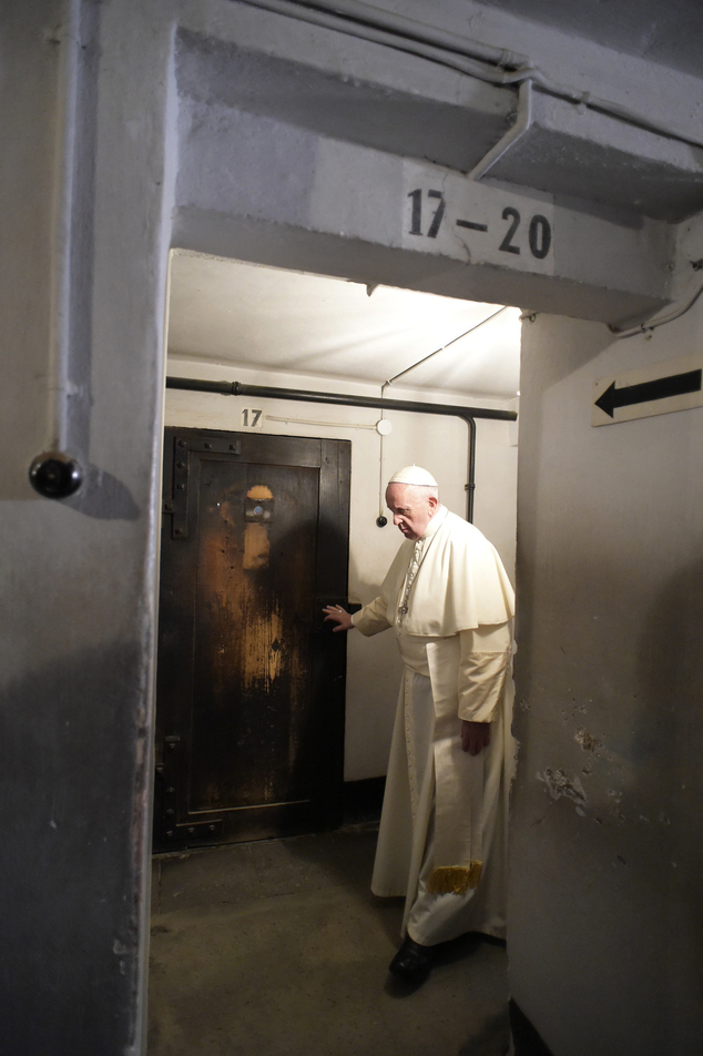 François Ier dans un couloir du camp d'Auschwitz le 29 Juillet 2016