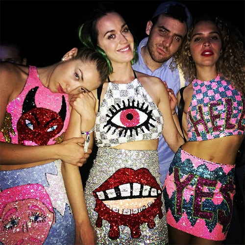 Katy Perry avec le signe de l'œil Illuminati et entourée d'un diable et du mot Hell (enfer)