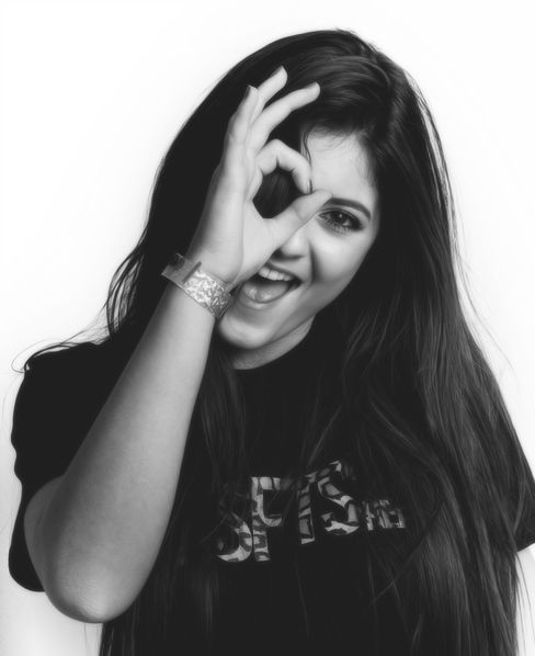 Kylie Jenner flashant le signe digital 666
