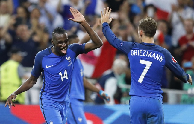 Blaise Matuidi et Antoine Griezmann après la victoire de la France contre l'Allemagne   en demi-finale de l'Euro, le 7 juillet 2016. - Frank Augstein/AP/SIPA