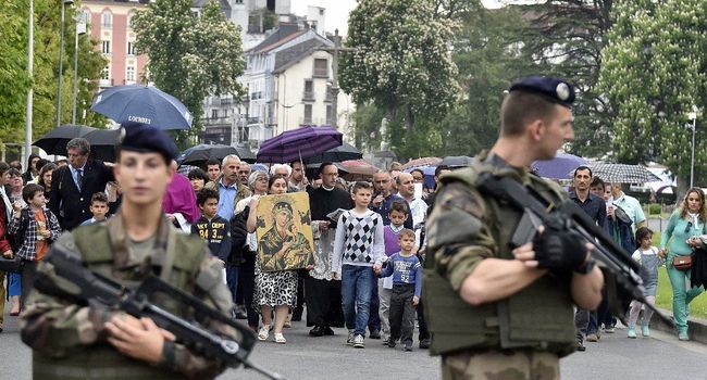 Procession sous haute sécurité devant la grotte Massabielle à Lourdes