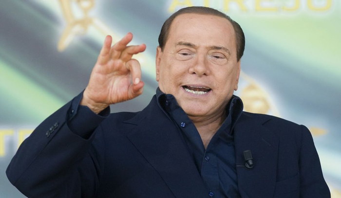 S. Berlusconi flashant le 666 digital