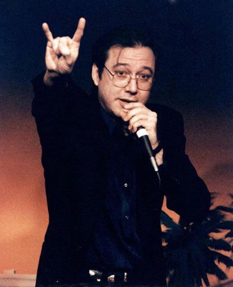 Bill Hicks flashant le double salut cornu  