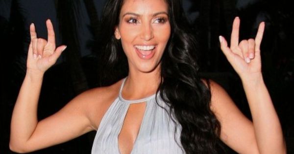 Double salut cornu de Kim Kardashian  