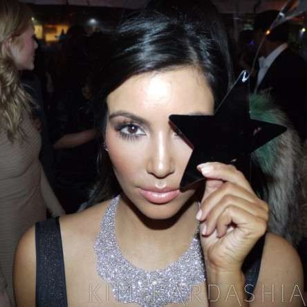 Kim Kardashian avec un pentagramme satanique