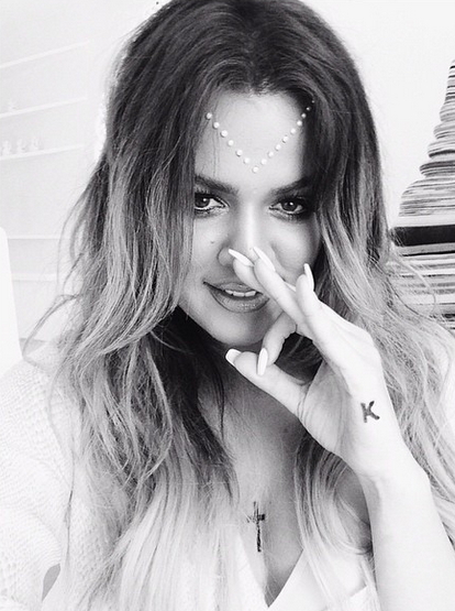 Khloé Kardashian flashant le signe digital 666