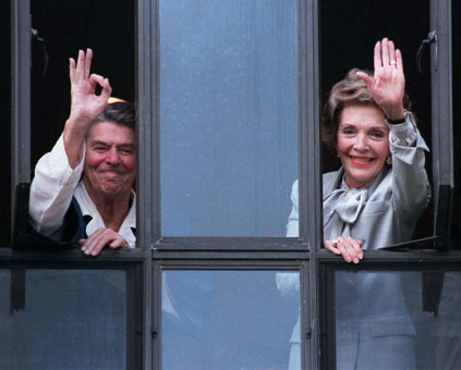Ronald Wilson Reagan (6-6-6 lettres) flashant le signal digital 666  