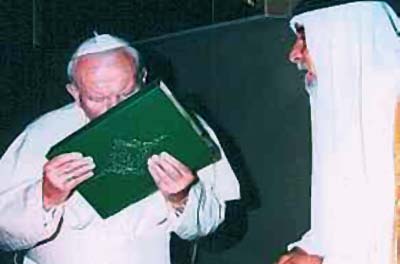 14 mai 1999 - Jean-Paul II embrasse le Coran au Vatican 