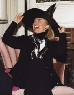 Hillary Clinton en sorcière