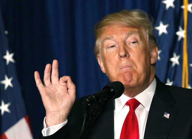Donald Trump flashant le signal digital 666
