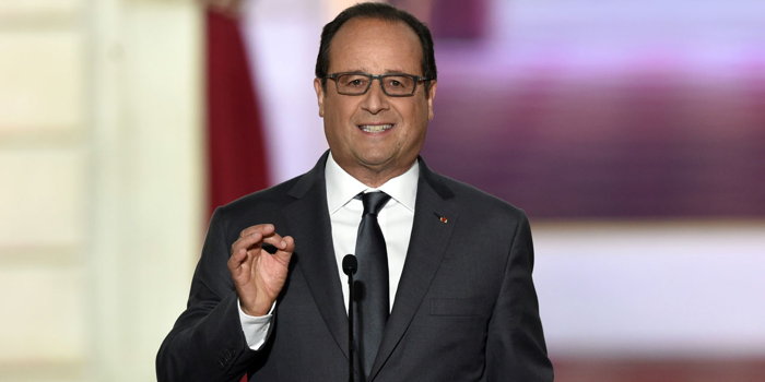 François Hollande flashant le signal digital 666