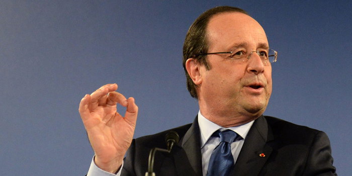 François Hollande flashant le signal digital 666