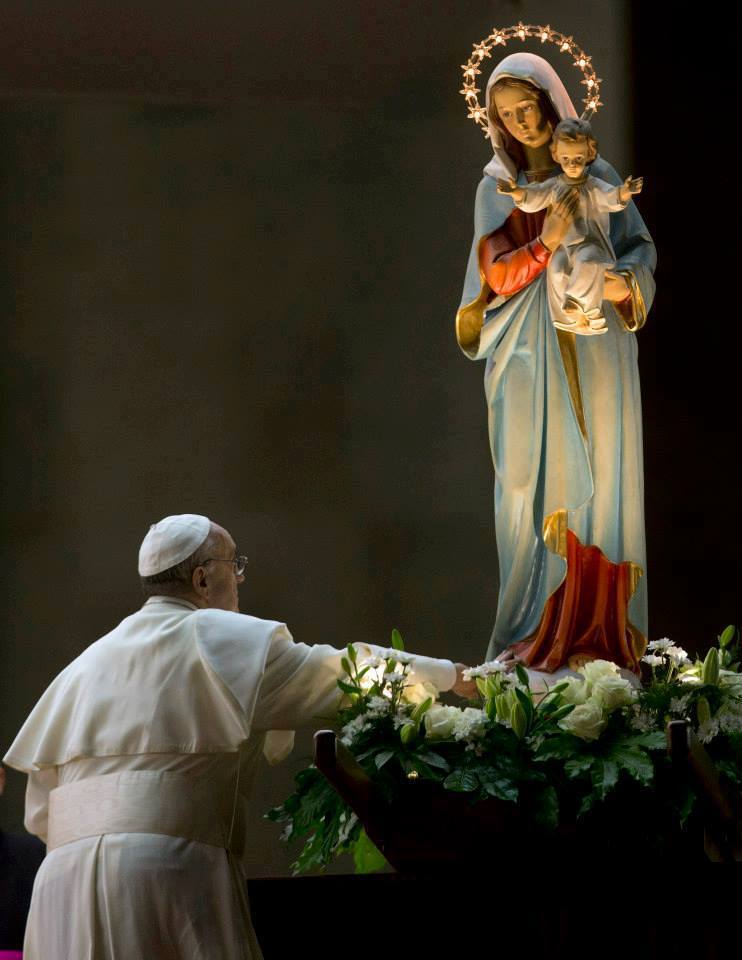 Le pape François Ier, un idolâtre au pied de la statue de la Reine des cieux Babylonienne!