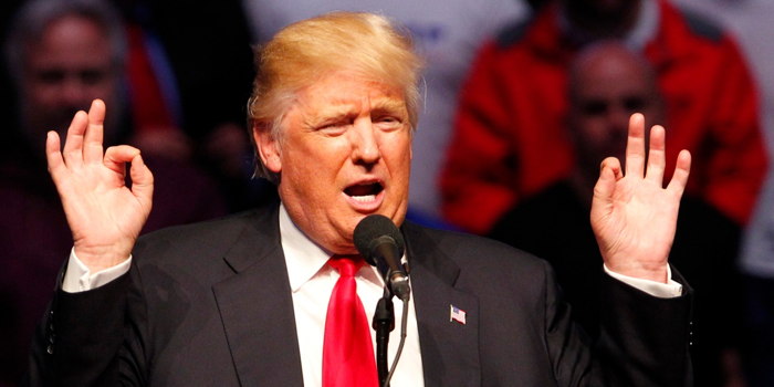 Donald Trump flashant le signal digital 666