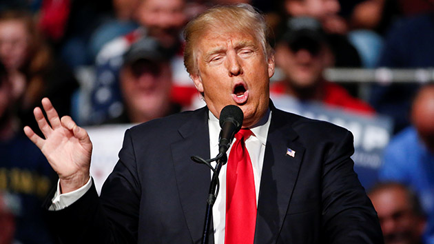 Donald Trump flashant le signal digital 666