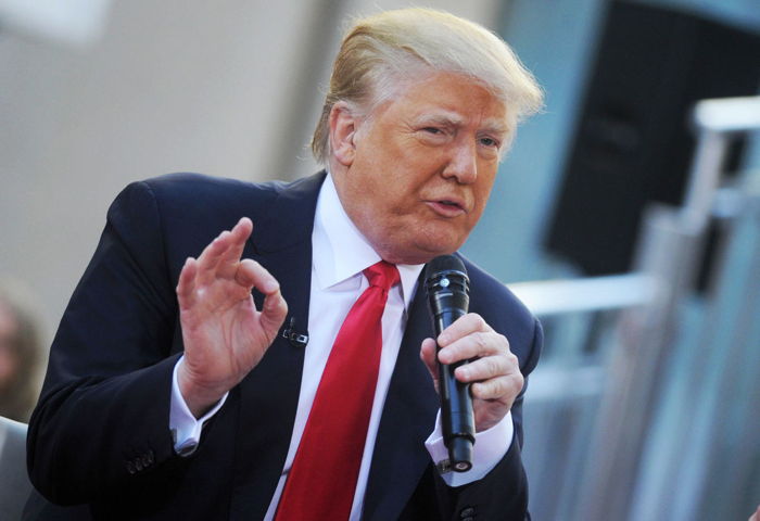 Donald Trump flashant le signal digital 666