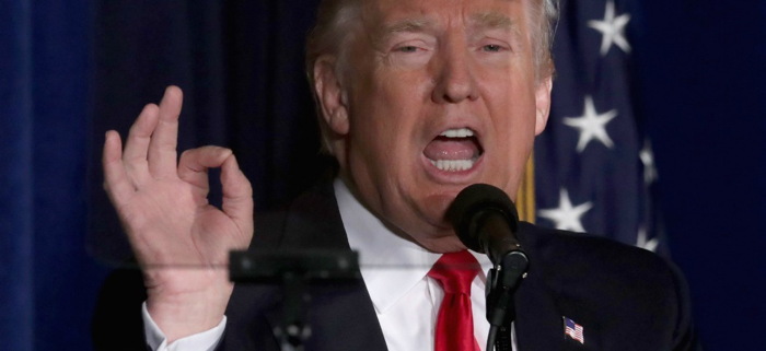 Donald Trump flashant le signal digital 666