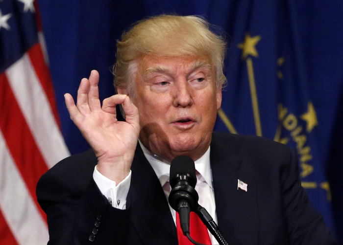 Donald Trump flashant le signal digital 666