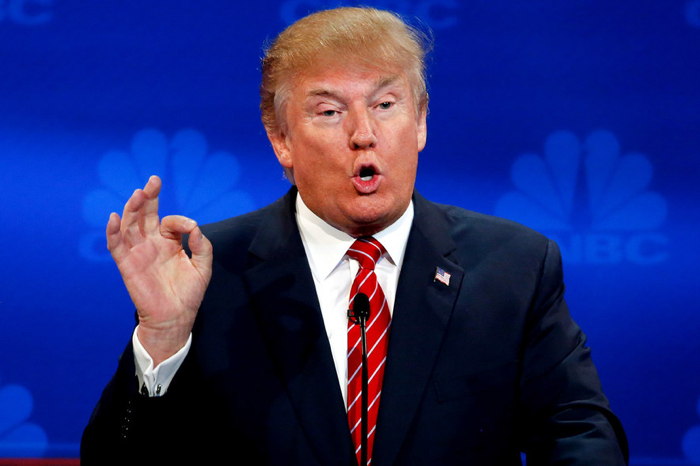 Donald Trump flashant le signal digital 666