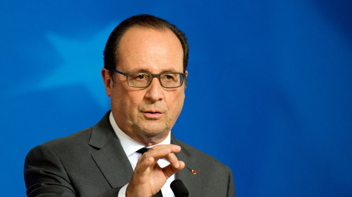 François Hollande flashant le signal digital 666