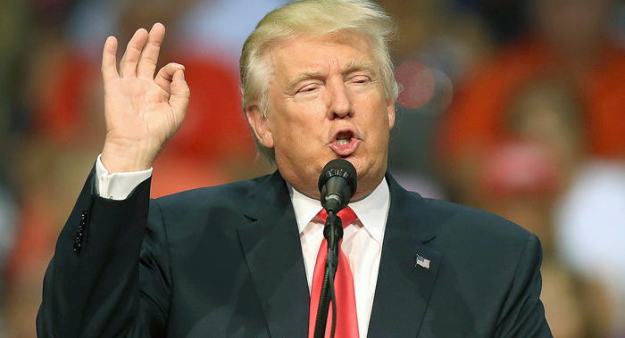Donald Trump flashant le signal digital 666