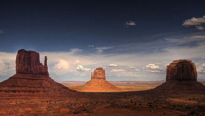 Les Mittens et Merrick Butte formant un triangle triangle dans la Monument Valley.