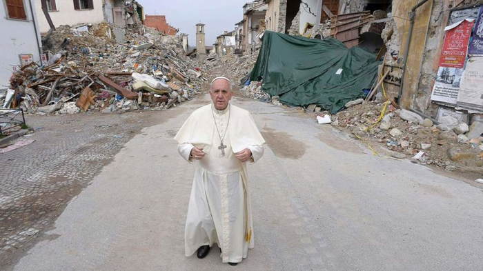 Le pape François rendant visite au site d'Amatrice le 4 Octobre 2016