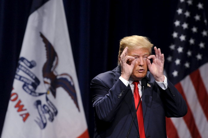 Donald Trump flashant le signal digital 666