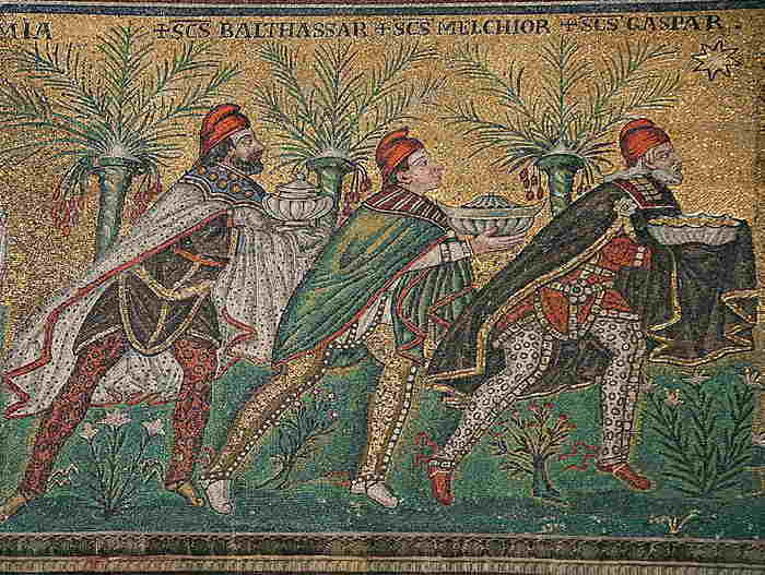 Mosaïque de la Basilique Saint-Apollinaire-le-Neuf (Ravenne, Italie), représentant les trois Mages,   portant un bonnet phrygien afin d'indiquer leur origine orientale.