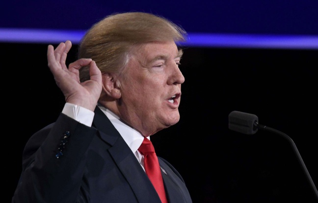 Donald Trump flashant le signal digital 666