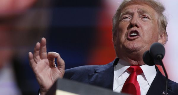 Donald Trump flashant le 666 