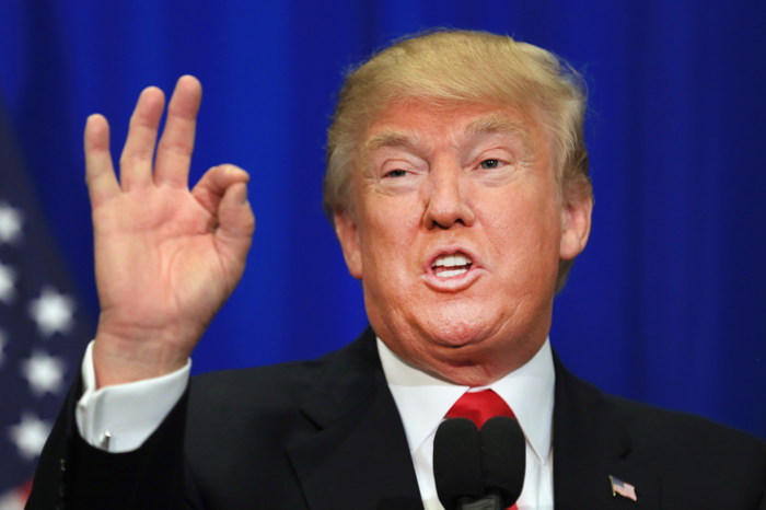 Donald Trump flashant le signal digital 666  