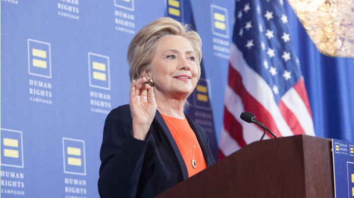 Hillary Clinton flashant le signal digital 666