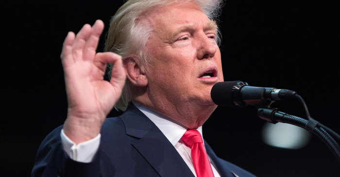 Donald Trump flashant le signal digital 666  