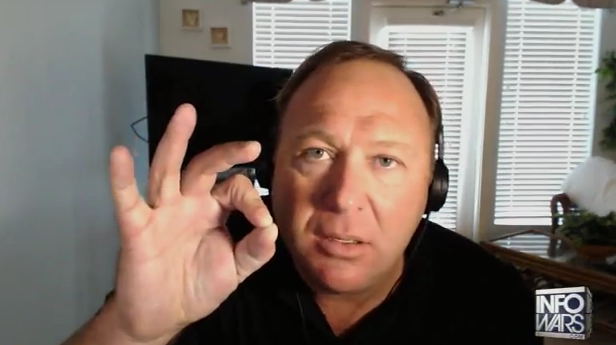 Alex Jones flashant le signal digital 666  