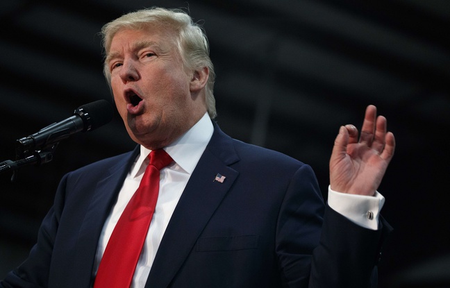 Donald Trump flashant le signal digital 666