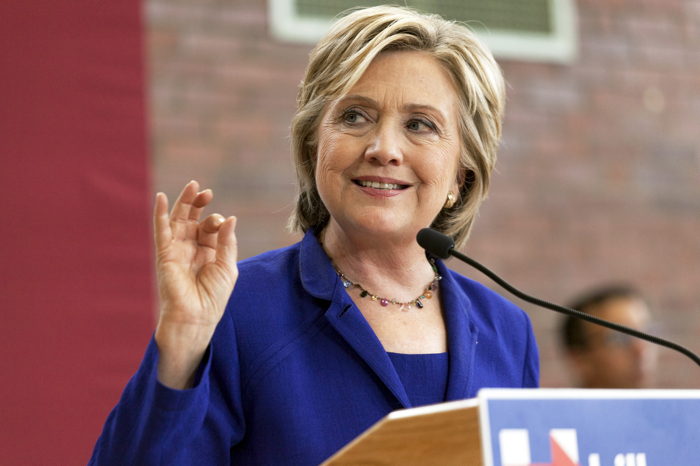 Hillary Clinton flashant le signal digital 666  