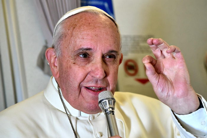 Le pape François Ier flashant le 666 digital 